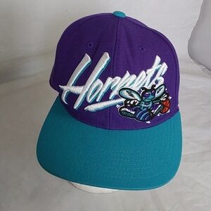 Vintage NBA SPORT HORNETS MITCHELL & NESS BASEBALL CAP